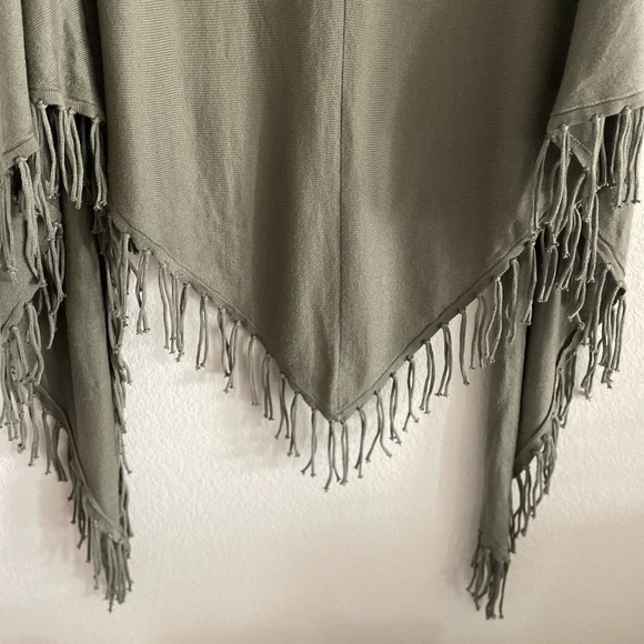 Chicos Women’s Knit Triangle Wrap Fringe Tassel Coastal Grandma Contemporary - Picture 8 of 11
